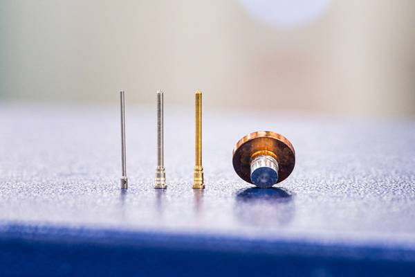 Décolletage de pièce connectique pour batterie automobile